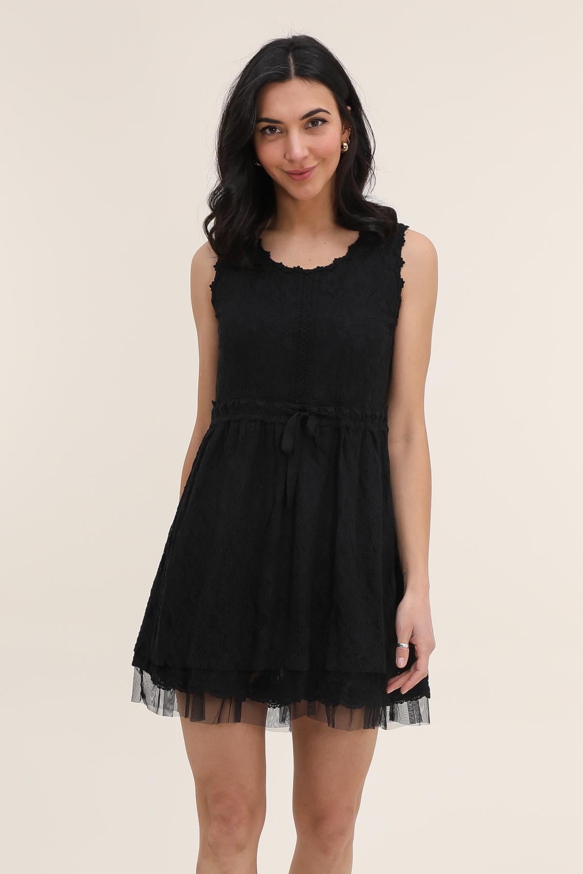 Robe courte en dentelle
