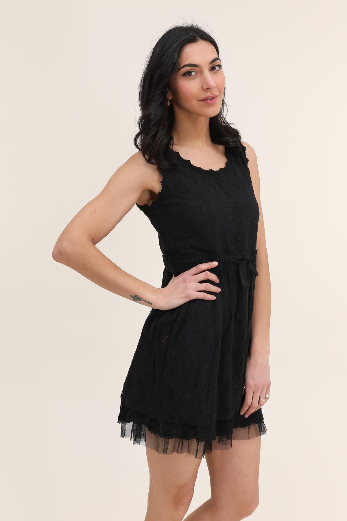 Robe courte en dentelle