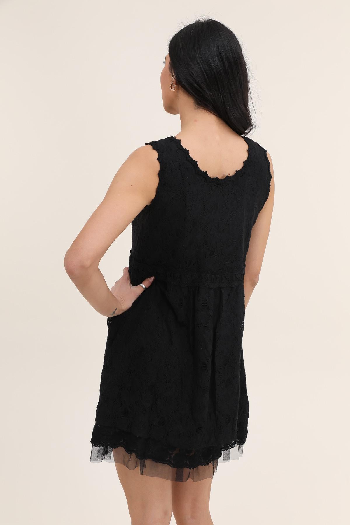 Robe courte en dentelle