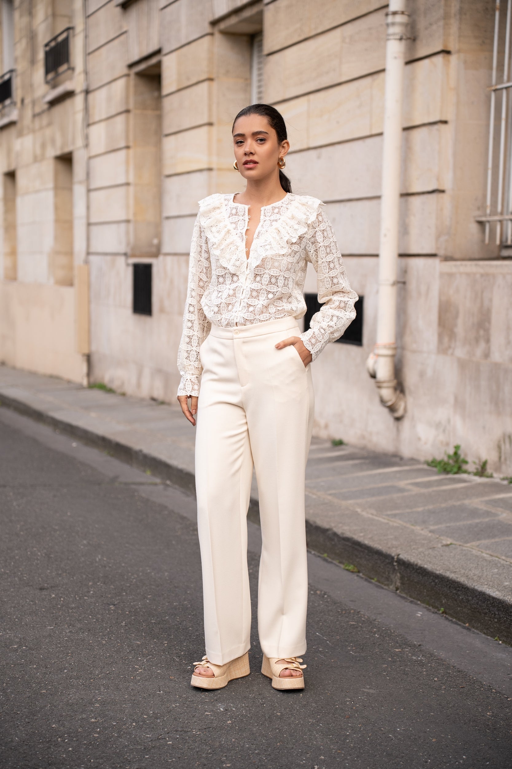 Blouse en guipure col froufrous