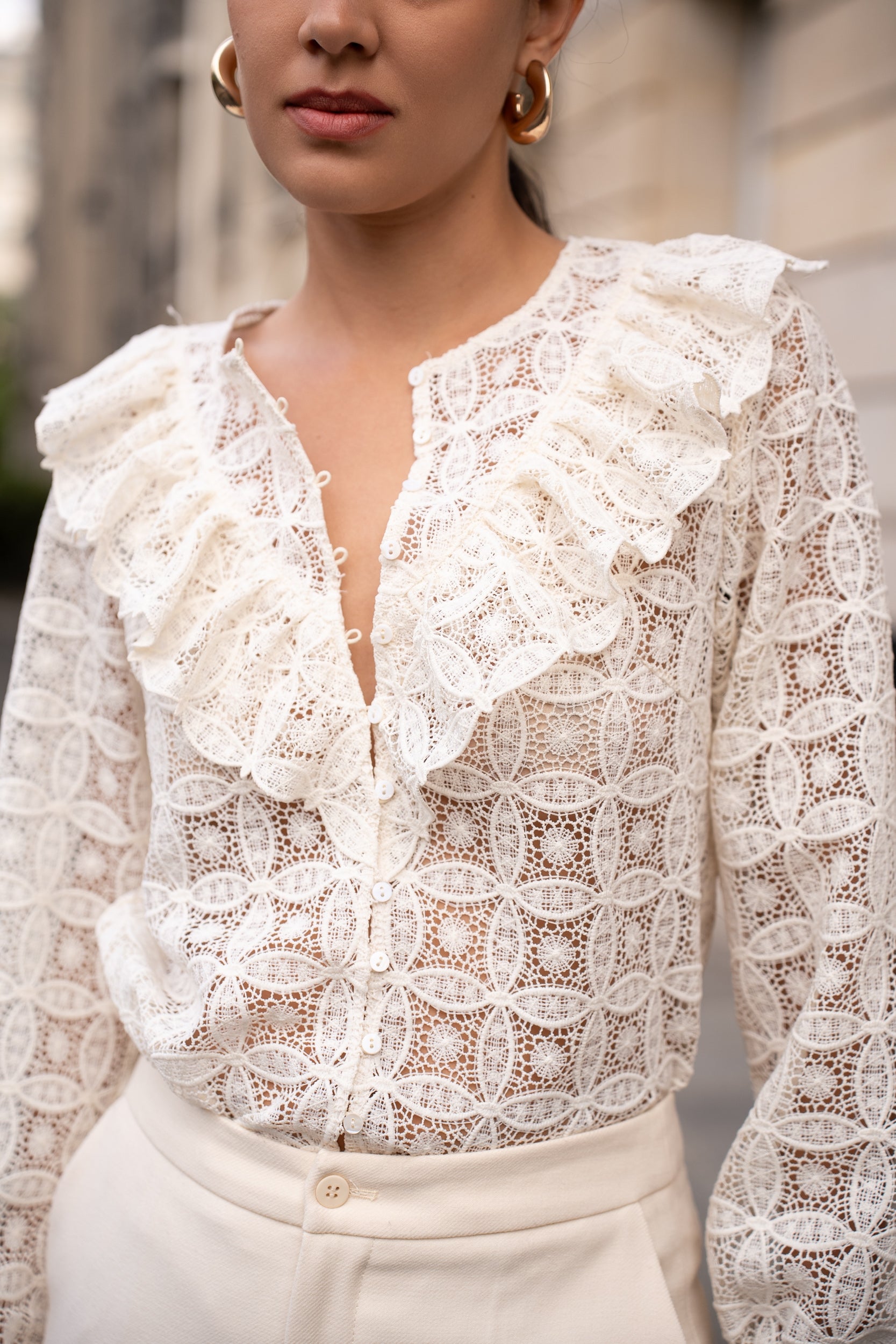 Blouse en guipure col froufrous