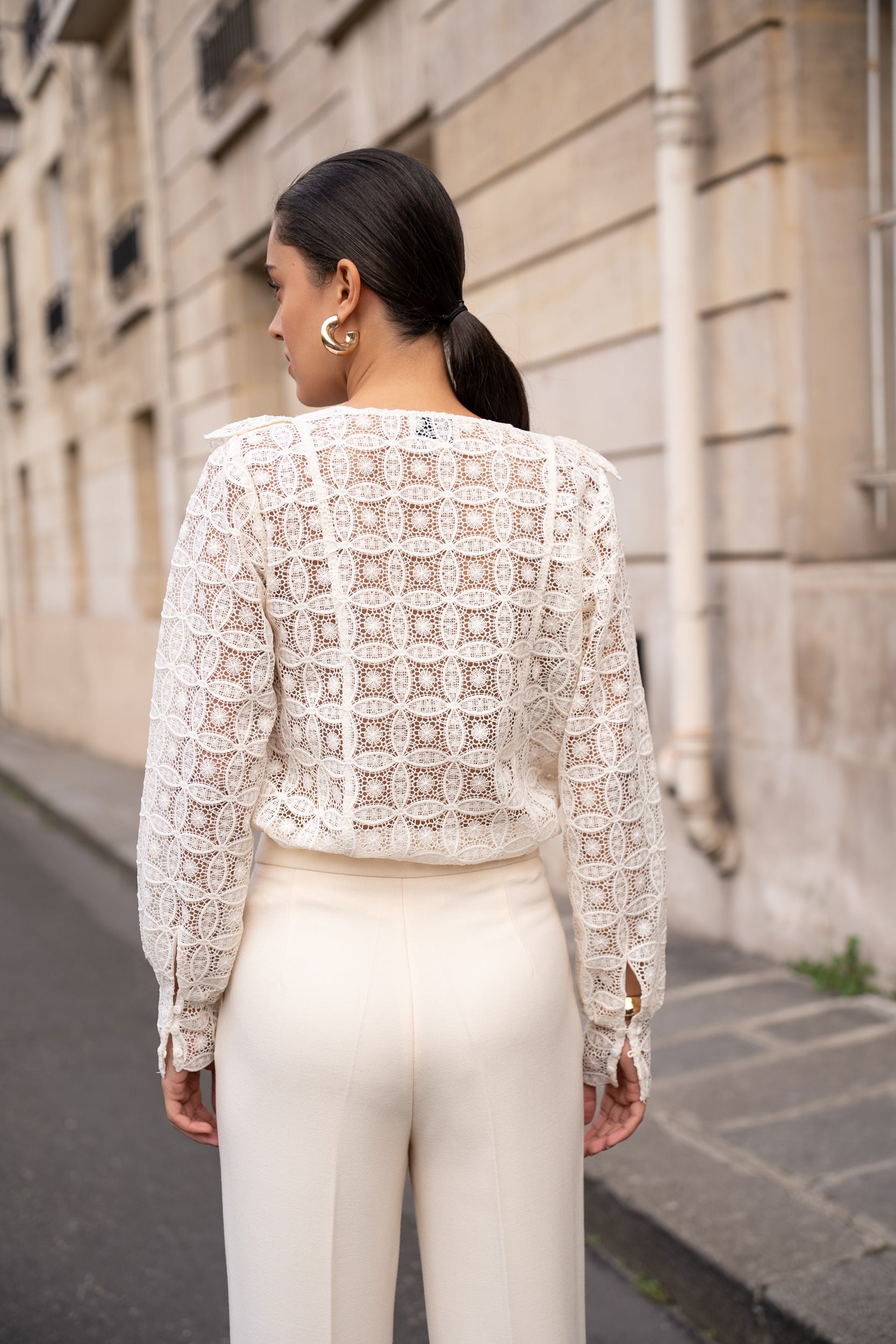 Blouse en guipure col froufrous