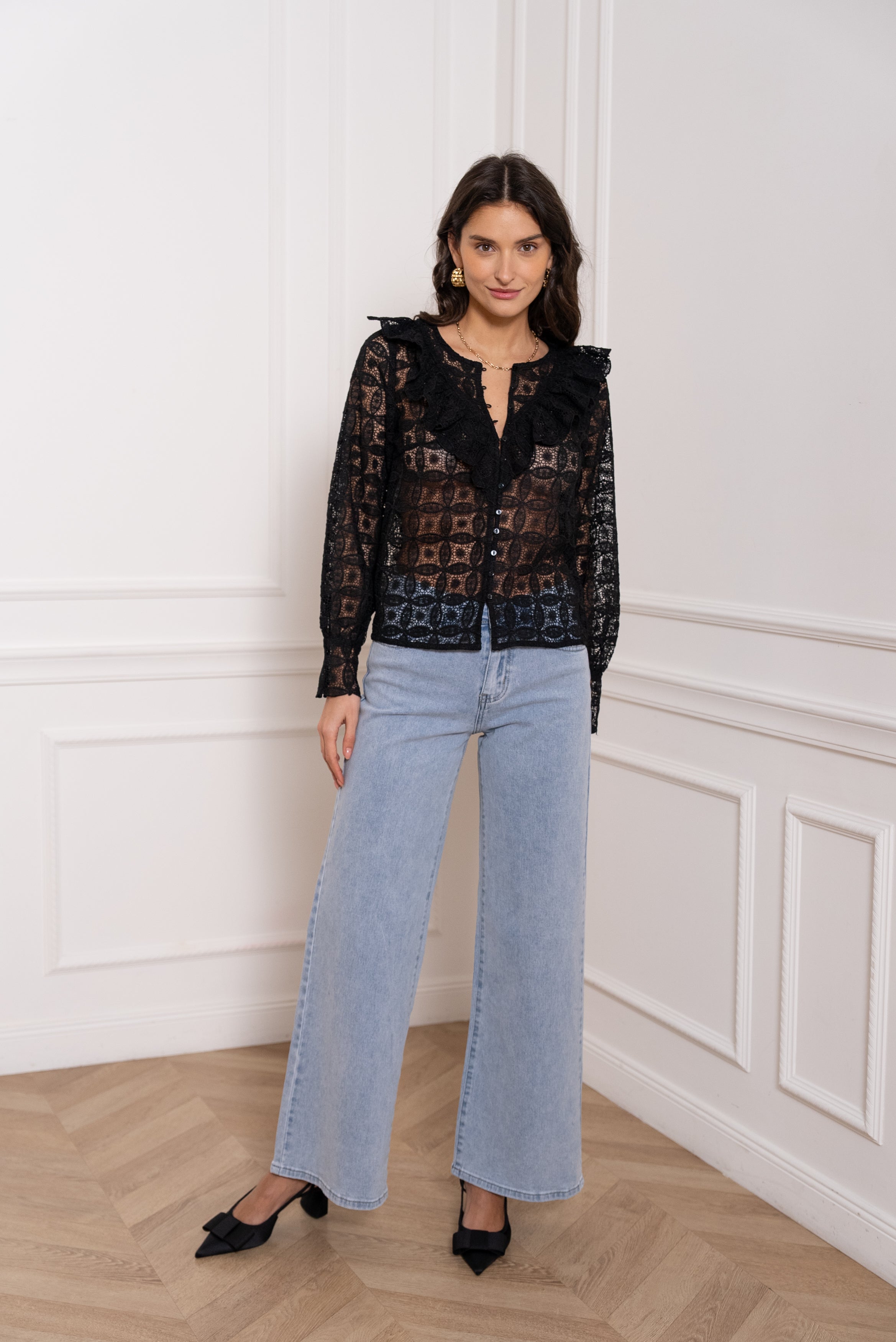Blouse en guipure col froufrous