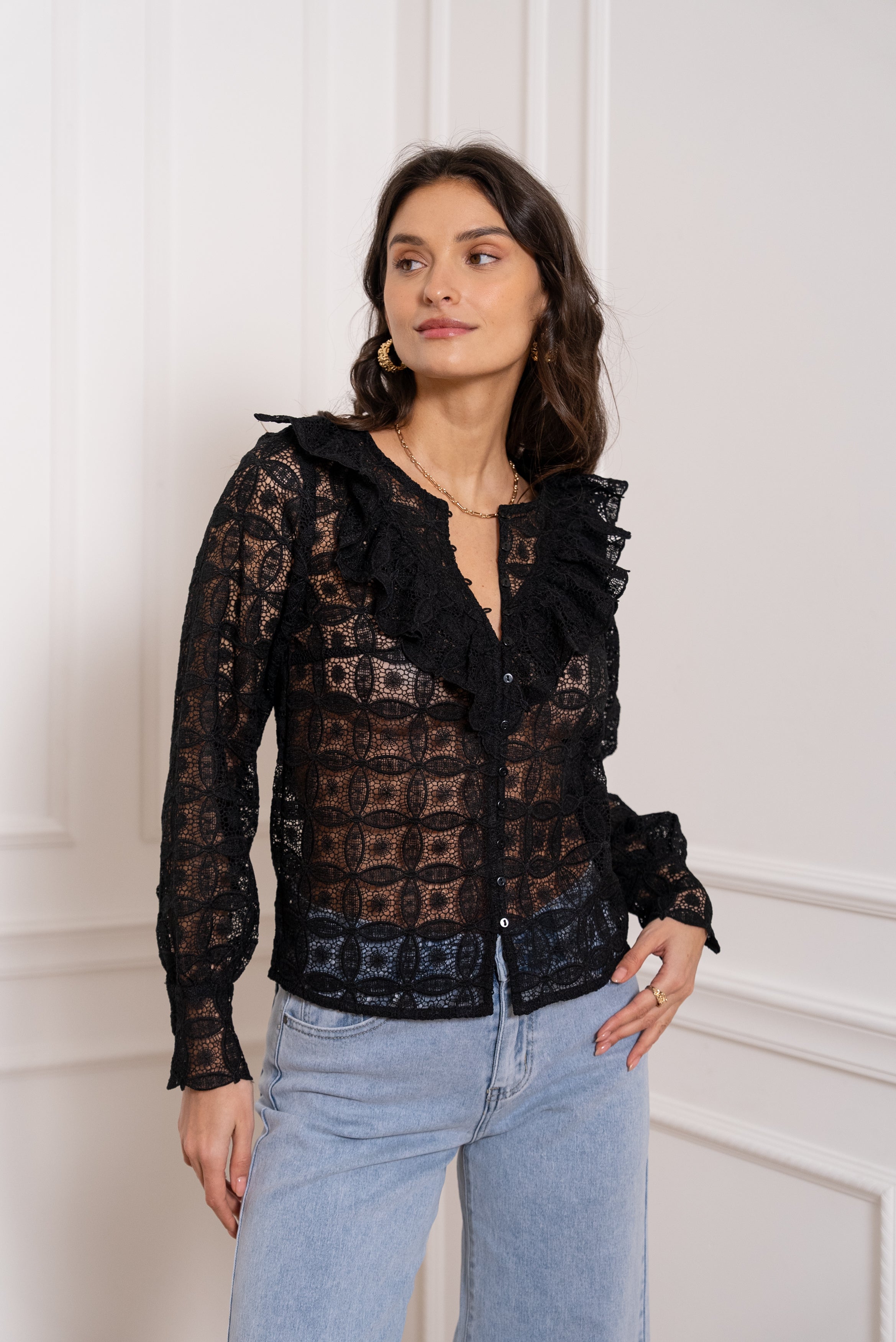Blouse en guipure col froufrous