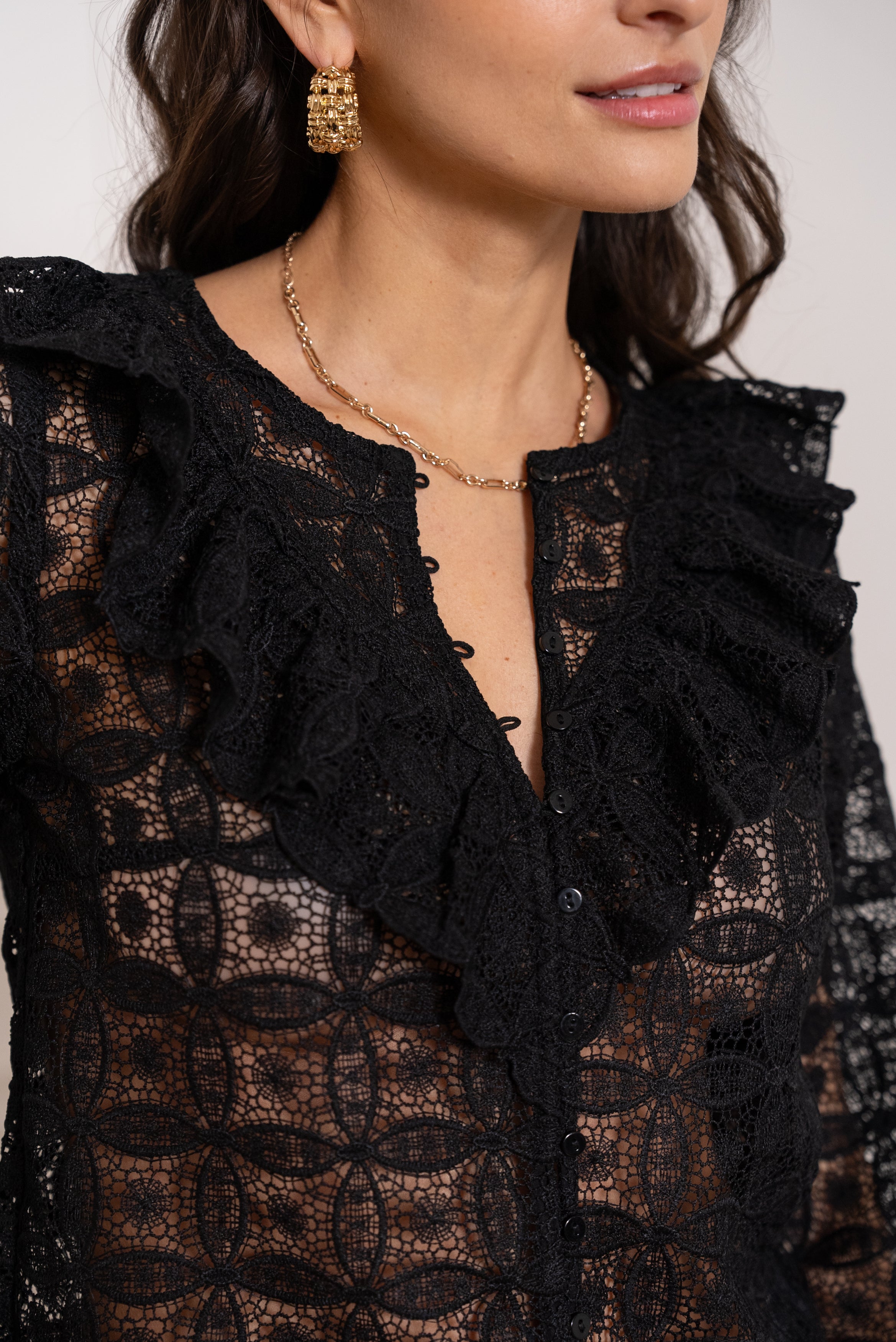 Blouse en guipure col froufrous
