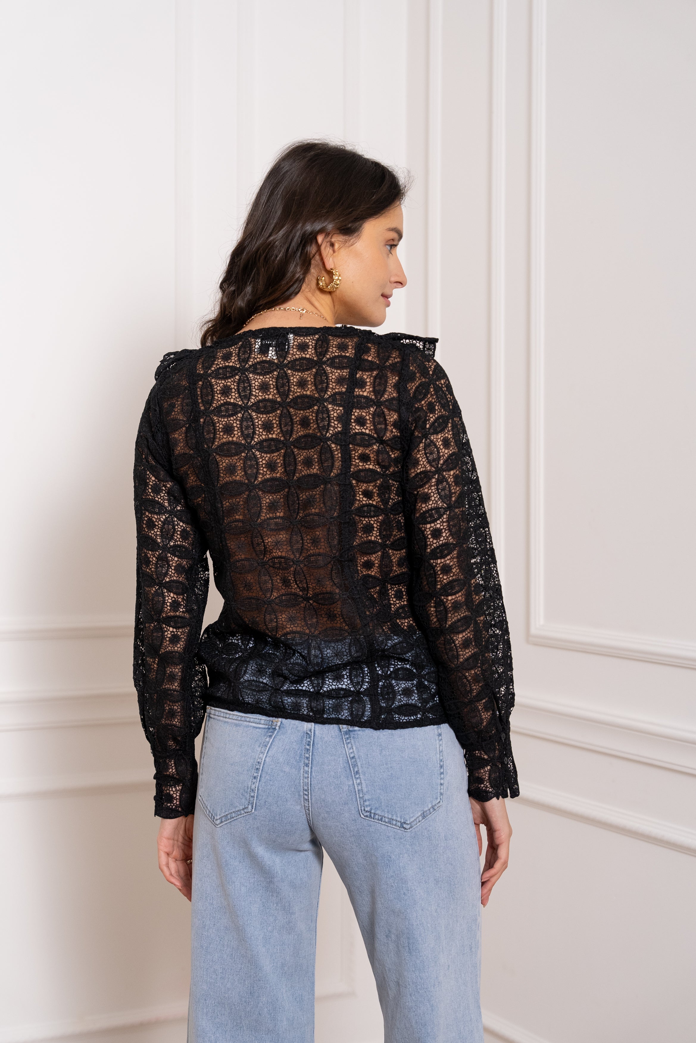 Blouse en guipure col froufrous