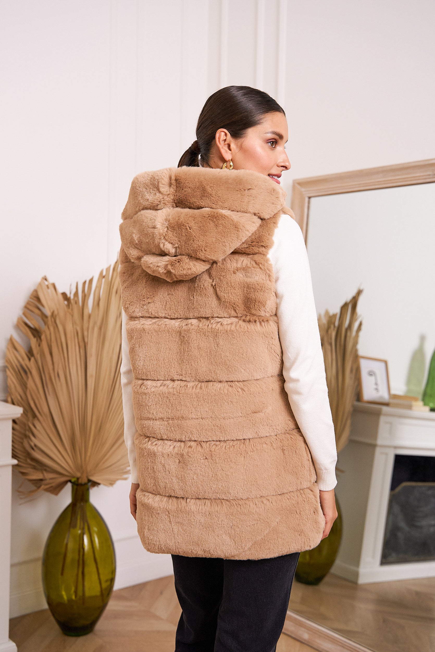 Veste fausse fourrure sans manche à capuche
