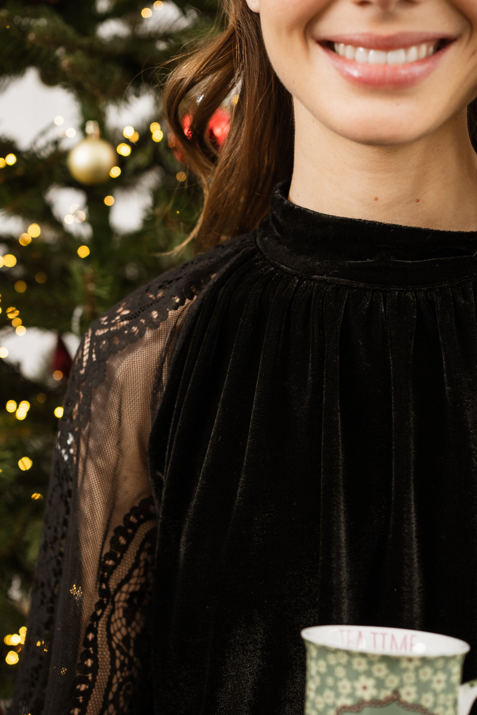Bi-material velvet blouse & lace sleeves