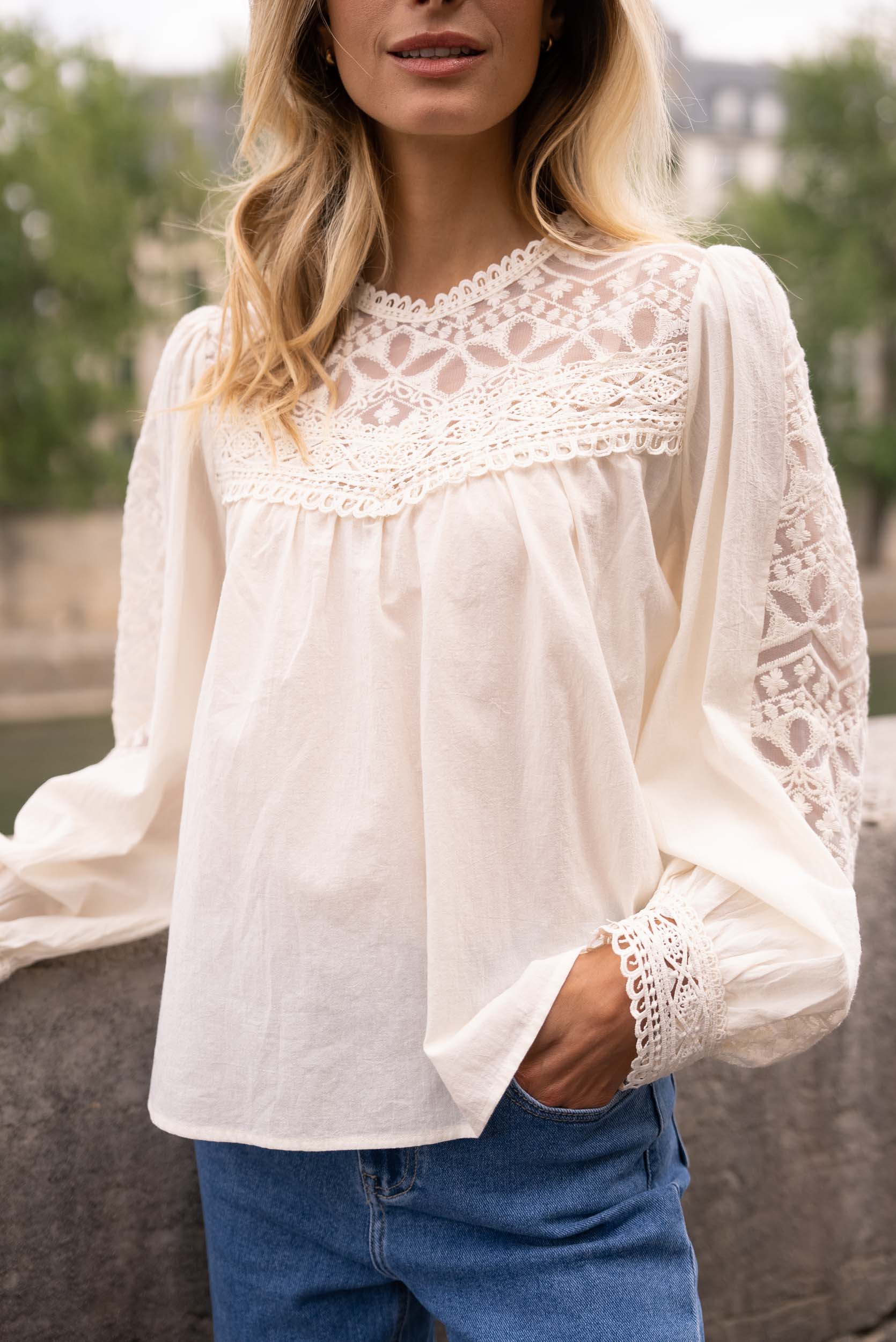 Blouse en coton et dentelle