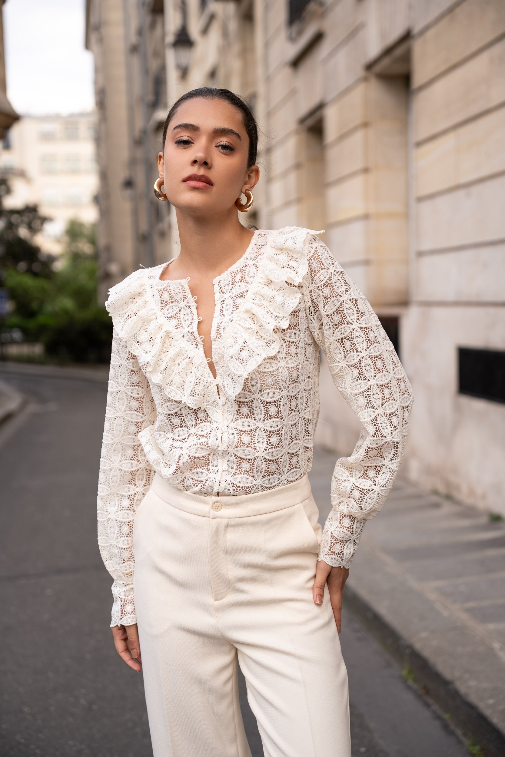 Blouse en guipure col froufrous