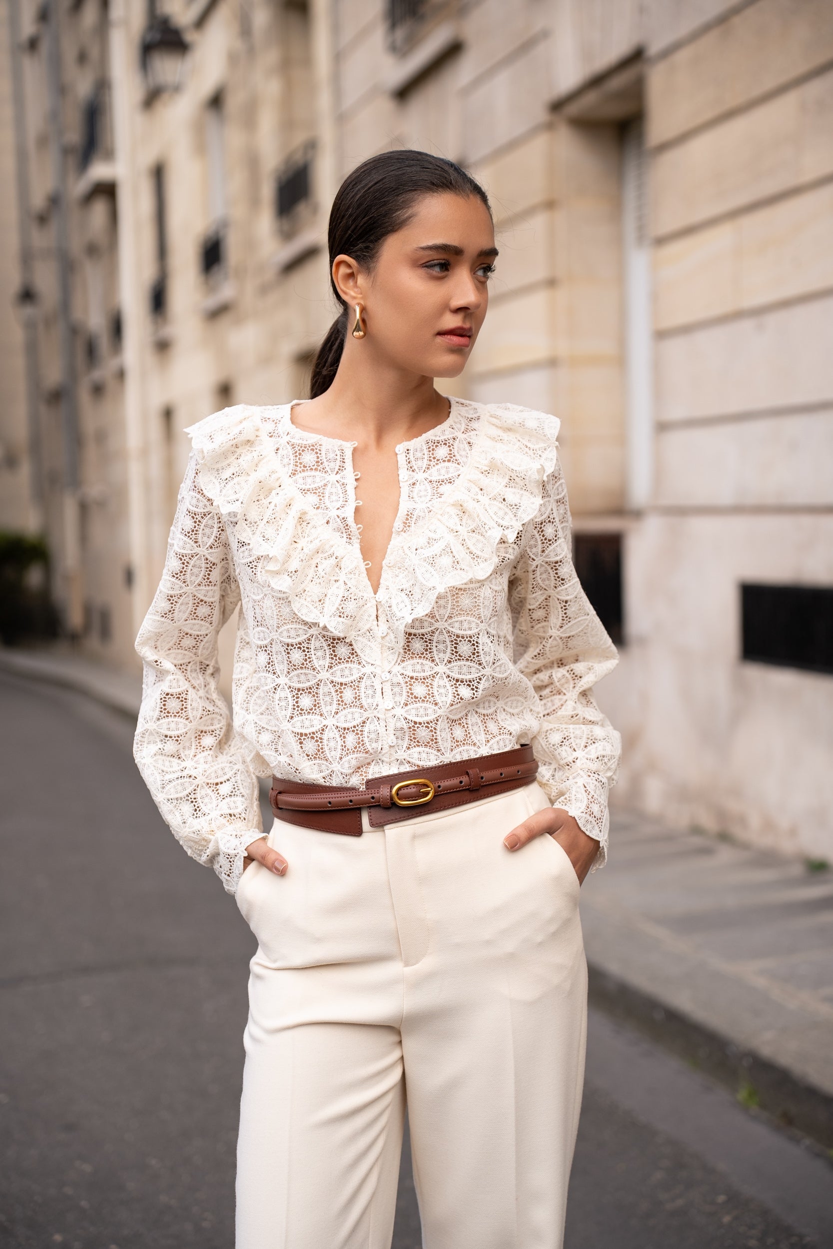Blouse en guipure col froufrous