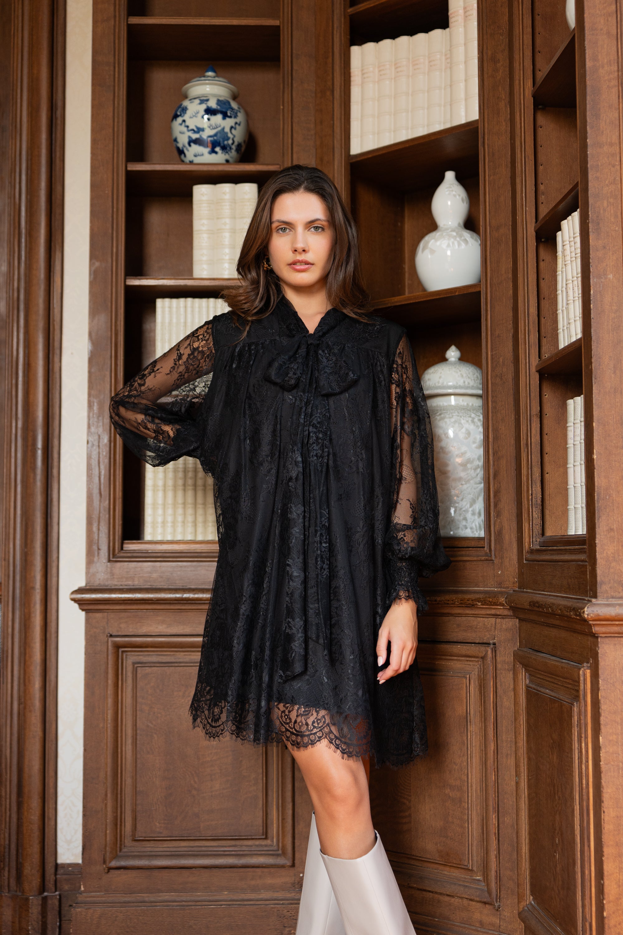 Robe Bianca en dentelle noeud au col