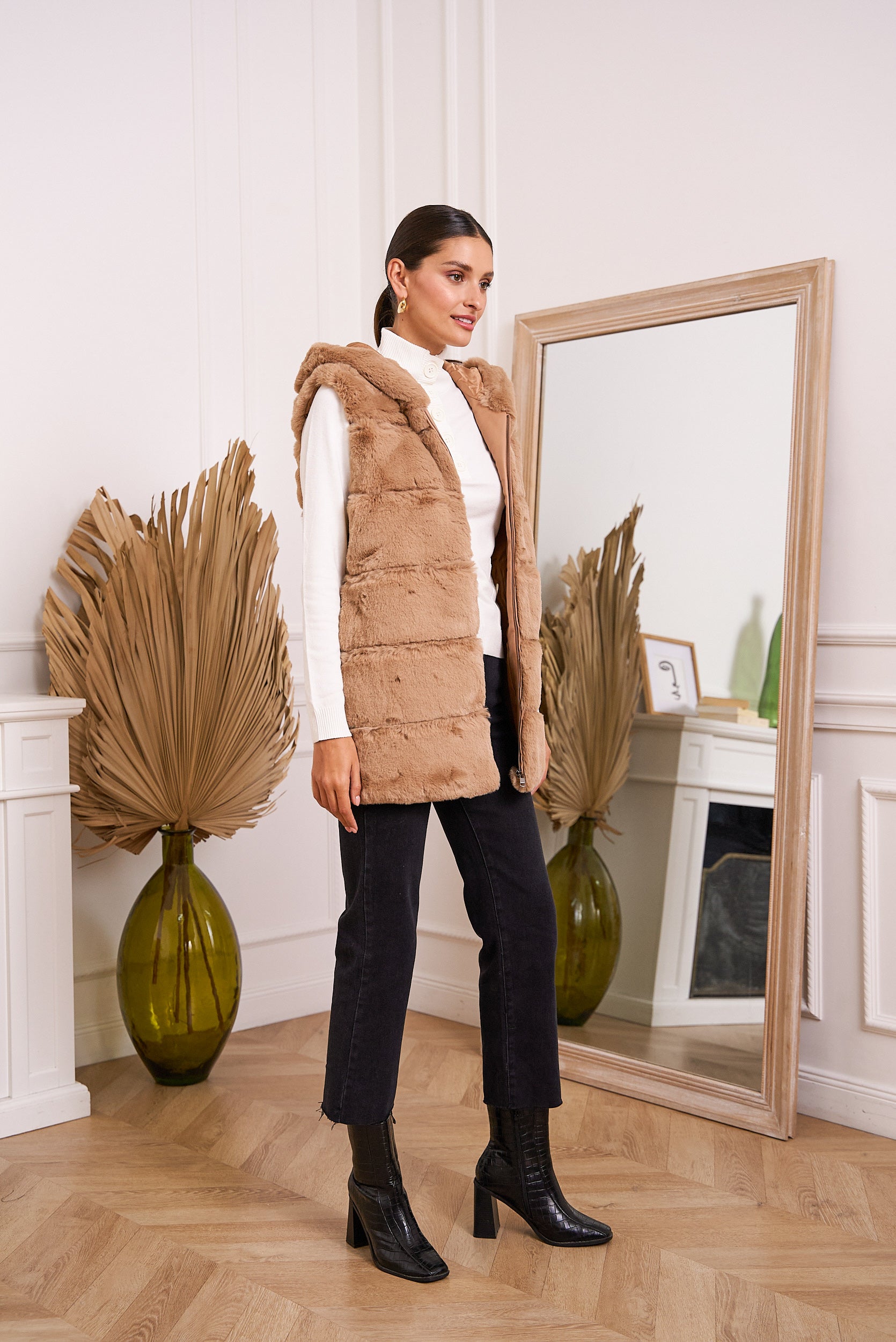 Veste fausse fourrure sans manche à capuche