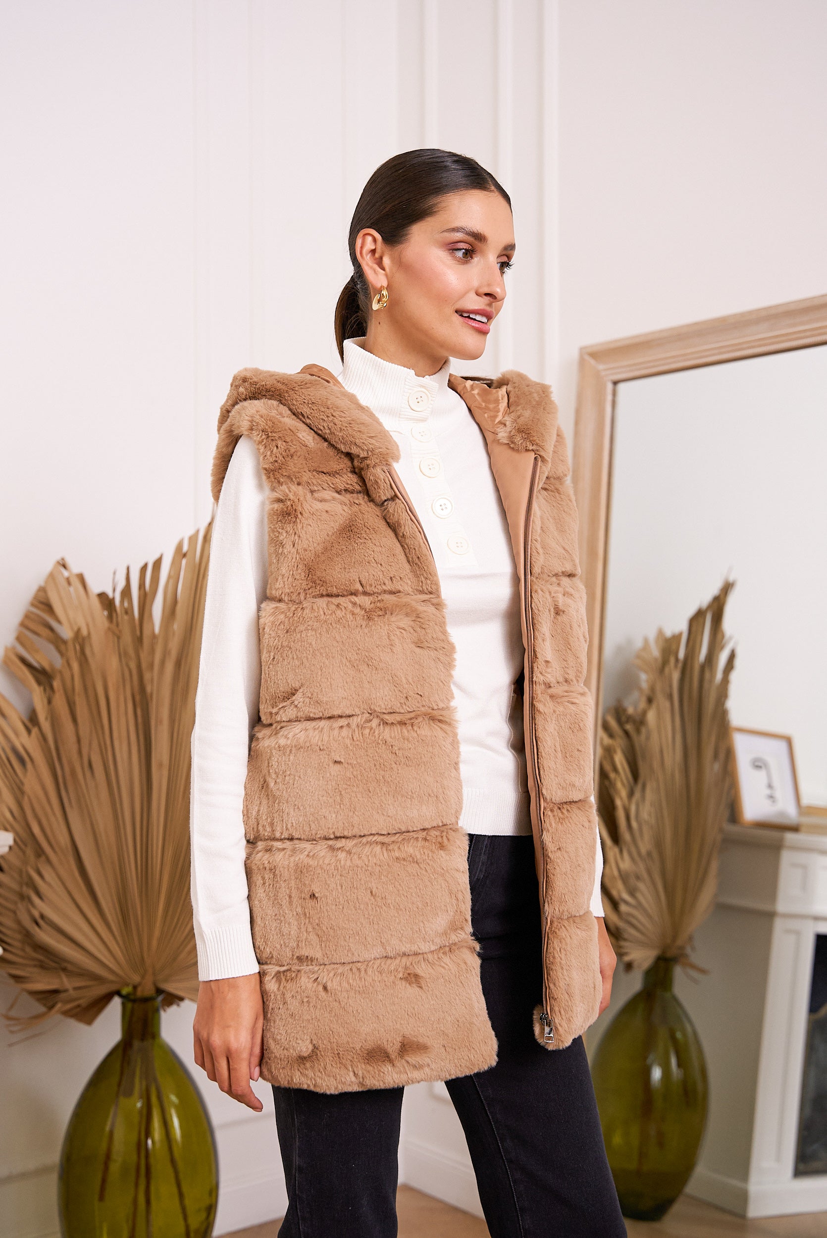 Veste fausse fourrure sans manche à capuche