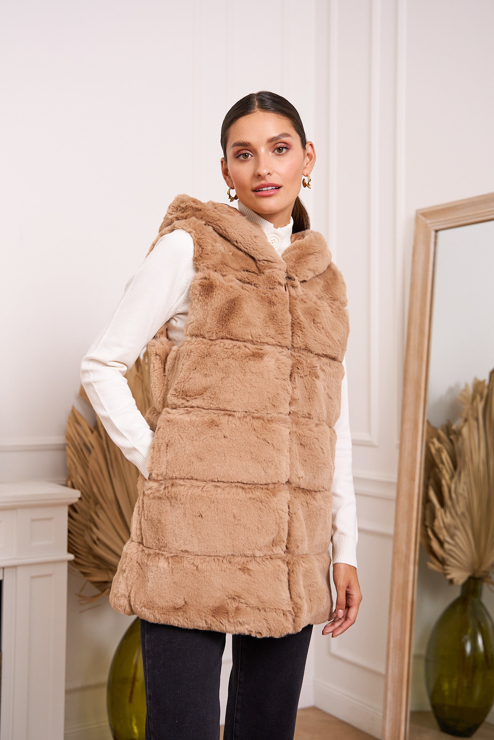 Veste fausse fourrure sans manche à capuche