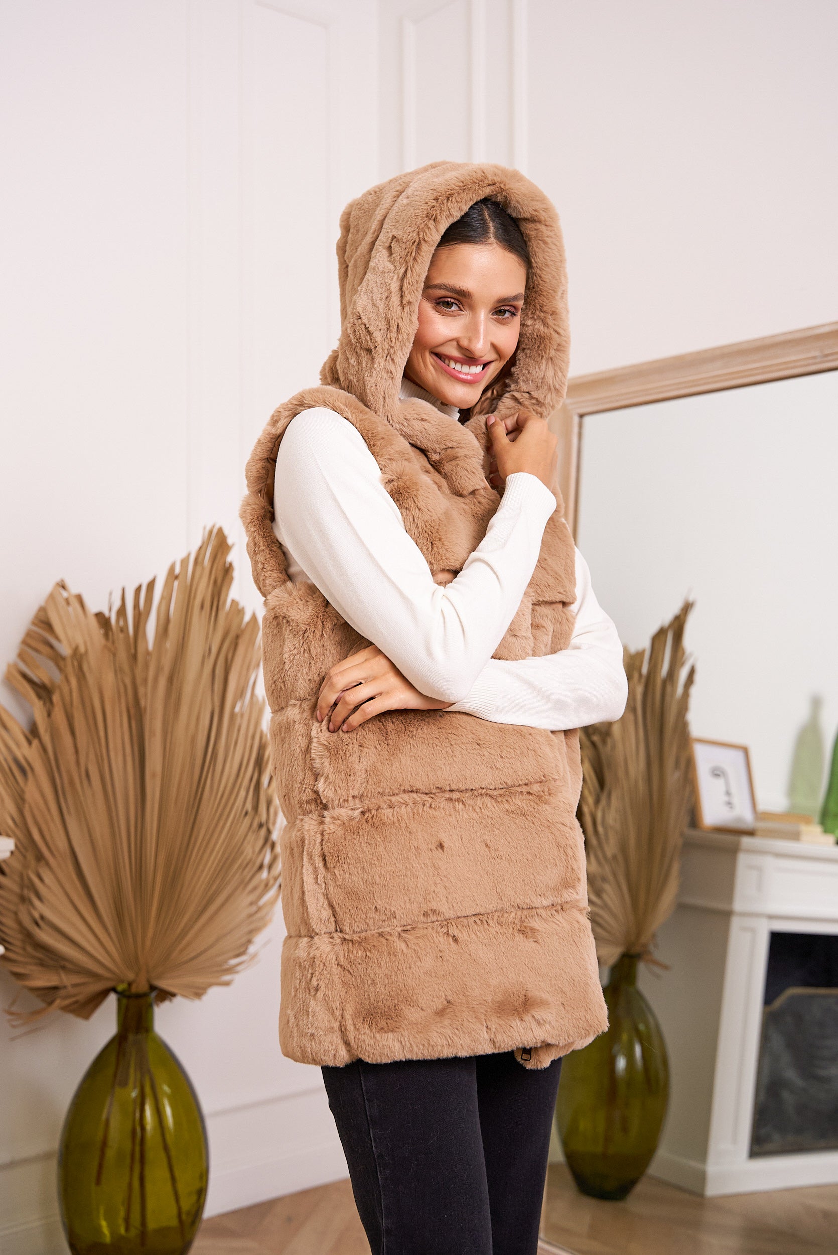 Veste fausse fourrure sans manche à capuche