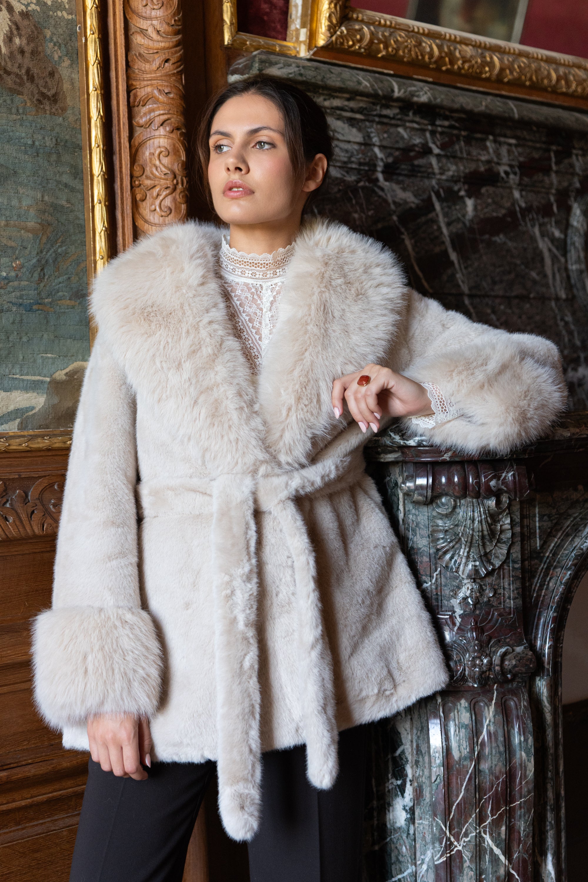 Manteau Belinda en fausse fourrure grand col