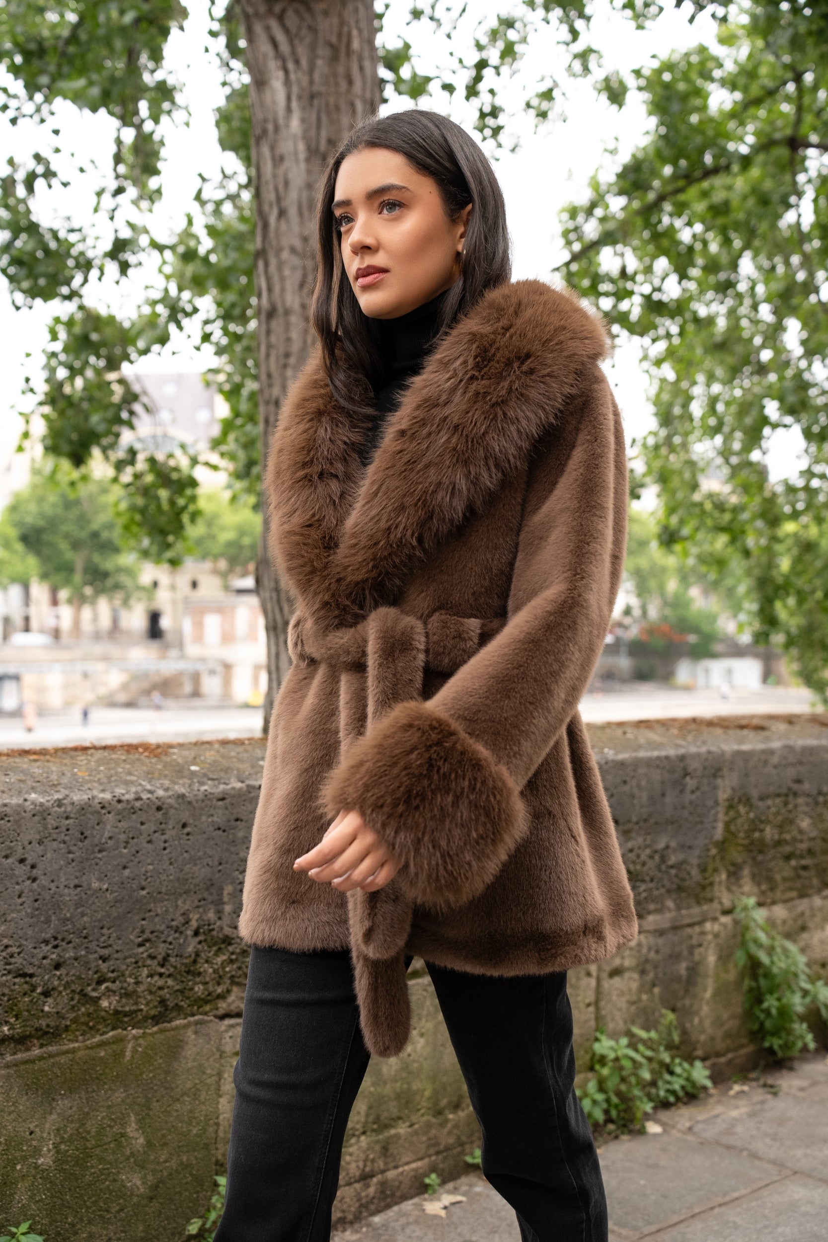 Manteau Belinda en fausse fourrure grand col