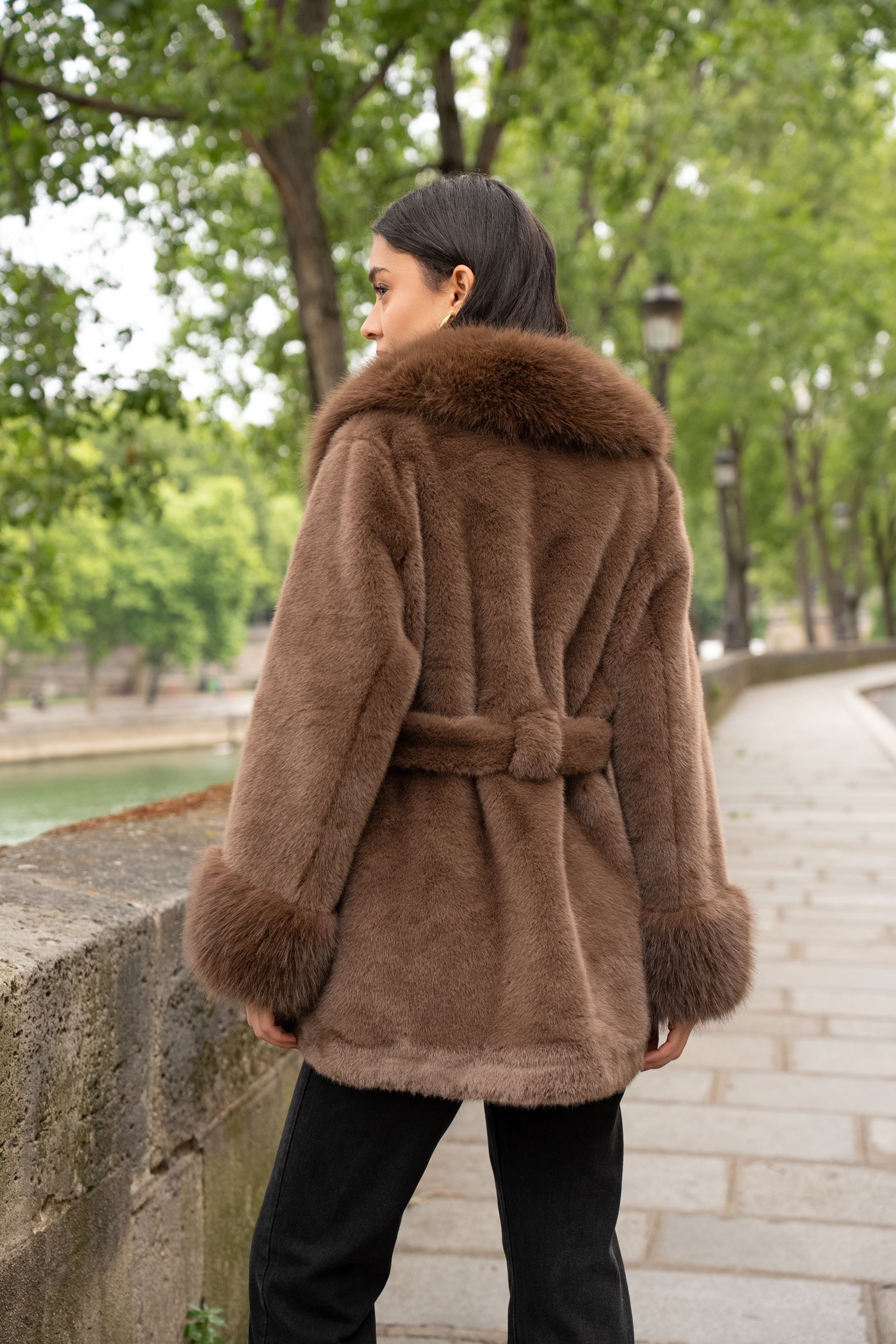 Manteau Belinda en fausse fourrure grand col