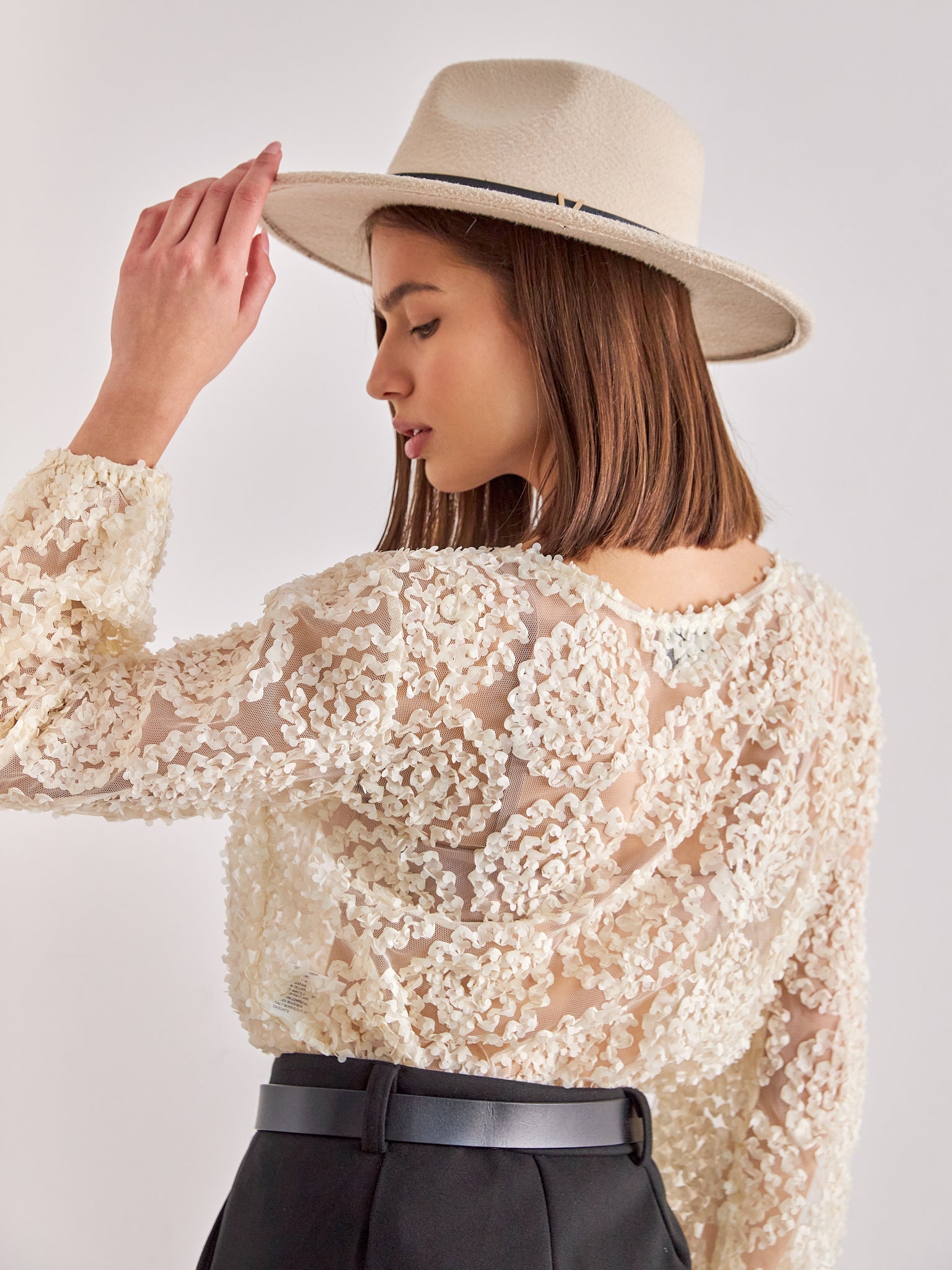 Blouse dentelle à rosaces
